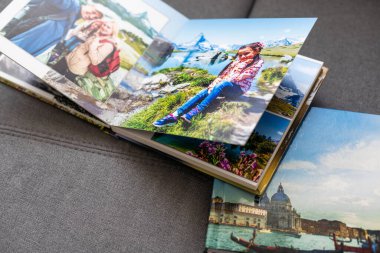 Ahşap arka planda birbirine aşık çift albümünün açık sayfaları. Yüksek kalite fotoğraf