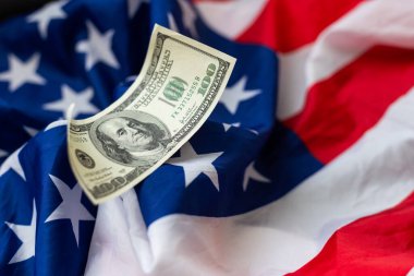 Üzerinde Amerikan bayrağı olan 100 dolarlık banknot. Buruşmuş dolarlar. Yüksek kalite fotoğraf