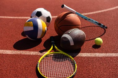 Spor aletleri, raketler, tenis topları futbol ve basketbol topları..