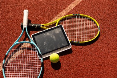 spor, fitness, teknoloji, oyun ve nesneler konsepti - top ve tablet bilgisayar yüksek kaliteli fotoğraf ile tenis raketine yakın çekim