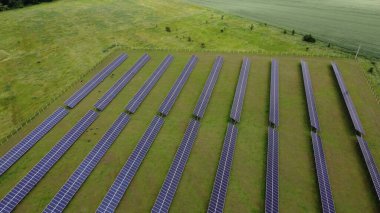 Güneş Panelleri 'nin hava görüntüsü güneş ışığı alan güneş pili. Güneş panelleri üzerinde İHA uçuşu, yenilenebilir yeşil alternatif enerji konsepti