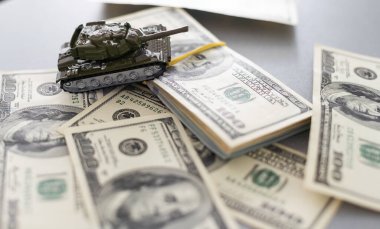Doların arka planına karşı tank. Savaş kavramı. Yüksek kalite fotoğraf