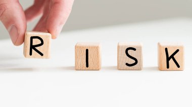 RISK - beyaz arkaplandaki tahta küplerin üzerindeki yazı. Yüksek kalite fotoğraf