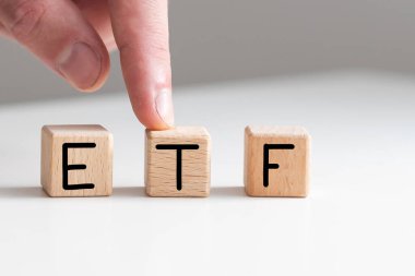 ETF - Değiş tokuş Fonu metni tahta küpler üzerine, beyaz arka planda. Yüksek kalite fotoğraf