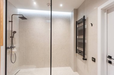 Banyo beyaz arka planda siyah montajlar.