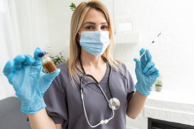 Biyolojik tehlike. Çin koronavirüsü salgını. Koruyucu maskeli bir kadın şırınga ve aşı taşıyor. Aşı gribi, koronavirüs, ebola, tüberküloz