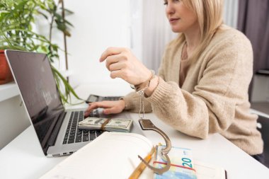 Para ve kanun. Kelepçeler Euro banknotlarını tutuyor. Finansal borçlar. Vergi ödemeleri, nakit para. Parayla el..