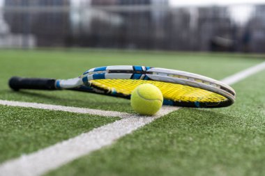 Çimenlerin üzerinde Tenis oynamak için donatım