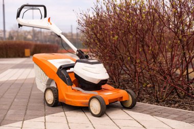 Modern bahçe otomatik çim biçme makinesi.