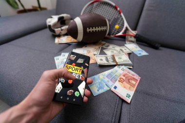 Kumar, mobil uygulama, kefalet ve para banknotları olan akıllı bir telefon. Spor ve bahis konsepti.