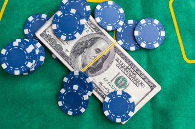 Kumarhanenin yeşil masasında kağıt ve dolar dolu banknotlarla oynayan poker oyuncusu. Çevrimiçi kumar. Teksas. Yüksek kalite fotoğraf