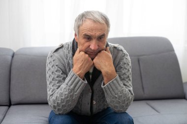 Yaşlı adam evde yas tutuyor. Bekar insanlar. Adam baş ağrısını bozdu. Yüksek kalite fotoğraf