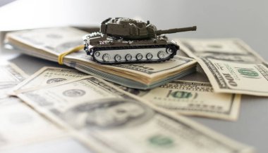 Tank, dolar üstüne para. Savaş masrafları, askeri harcamalar. Yüksek kalite fotoğraf