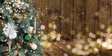 Işıklı şöminenin yanında dekorasyonlu Noel Ağacı. Yüksek kalite fotoğraf