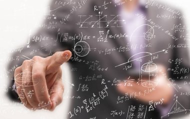 Matematiksel ifadelerin bir görüntüsü ve formülü işaret eden bir el. Görüntü sorunun çözümünü sembolize ediyor. Yüksek kalite fotoğraf