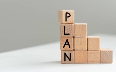 Ahşap küplere işyeri ve finans kavramını izole eden bir plan. Yüksek kalite fotoğraf