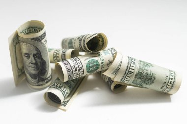 Beyaz arka plan önünde rol dolarlık banknotlar.