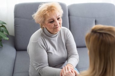 Yardım eden eller, yaşlı kavramına dikkat edin..