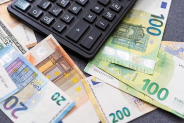 Para, Dolar ve Euro. Avro banknotları üzerinden 100 Amerikan doları. Döviz piyasası konsepti. - Evet. Yüksek kalite fotoğraf