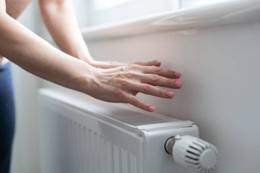 Kadınların elleri radyatör ısısını ayarlıyor. Yüksek kalite fotoğraf