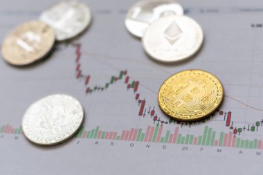 Amerikan dolarlarının arka planında yatan çelik kelepçeler. Yüksek kalite fotoğraf