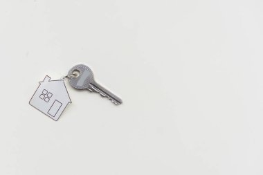 Kırmızı ev şekilli anahtarlık ve 100 Amerikan doları. Yüksek kalite fotoğraf