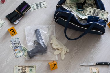  Para dolu siyah çantalı soyguncular. Yüksek kalite fotoğraf