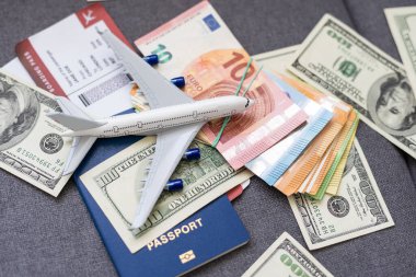 Uçak biletleri, pasaportlar, para ve oyuncak uçak masada. Yüksek kalite fotoğraf