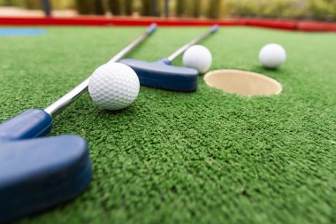 Mini golf. Kırmızı topla mini golf oynuyorum. Rekreasyon oyunu. Yüksek kalite fotoğraf