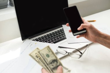 Sosyal ağ kullanıcı girişi, web sitesi bilgisayar ekranı, tablet ve akıllı telefon ile modelleme. Yüksek kalite fotoğraf