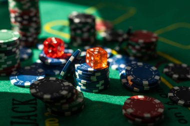 Bulanık arkaplan ve çipler, yeşil masa üzerindeki poker fişleri. Poker oyunu teması. Yüksek kalite fotoğraf