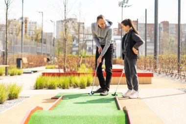 Ailece yazın mini golf oynuyoruz..