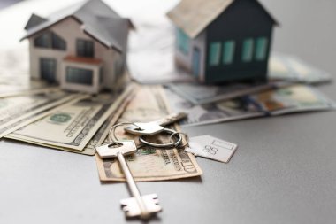 bina, ipotek, yatırım, gayrimenkul ve emlak kavramı - ev veya ev modeli ve paranın kapatılması