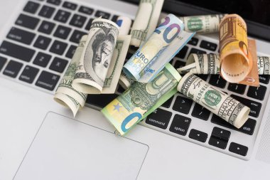 Bilgisayarda yakın plan çekimde Amerikan doları