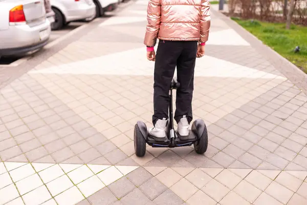 Elektrikli mini segway uçan scooter kullanan genç bir kız. Ekolojik şehir ulaşım teknolojisi. Elektriksel dengeleyici scooter kaykayı.