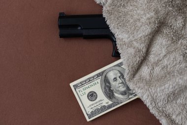 Kumaş kumaş altında Amerikan doları banknotları. Yasadışı para kavramı. Yüksek kalite fotoğraf