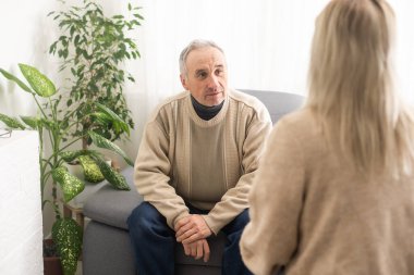 Psikoloji, depresyon insanları. Yaşlı bir adam, psikoloğa, psikiyatriste danışmanlık yapan erkekler yaşlı bir hasta klinikteki doktor kadına akıl danışmanlık yapıyor. Cesaret verici, terapi..