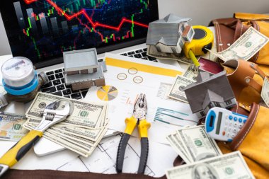 İnşaat projesinin geçmişi üzerinde çalışıyorum. Dolar ve kalemle dolu bir ofis masası. Yüksek kalite fotoğraf