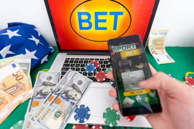 Çevrimiçi kumarhane internet bahis konsepti yeşil ekran. Poker çipli akıllı telefon, zar. Büyük ikramiye, kumarhane fişleri. Yüksek kalite fotoğraf