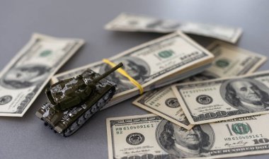 Dolar banknotlarının arka planında oyuncak tankı var. Yüksek kalite fotoğraf