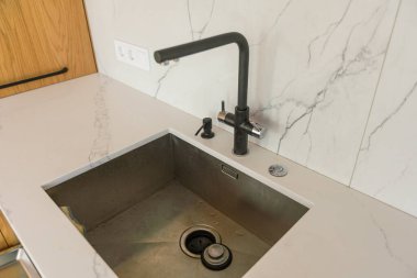 Modern mutfak lavabo ve musluk.