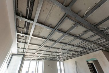 Tavanın metal iskeleti, ses yalıtımı, bir apartman dairesinin tamiri sırasında. Yüksek kalite fotoğraf