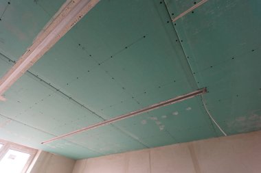 Çerçevenin altına monte edilmiş tavan. Yüksek kalite fotoğraf