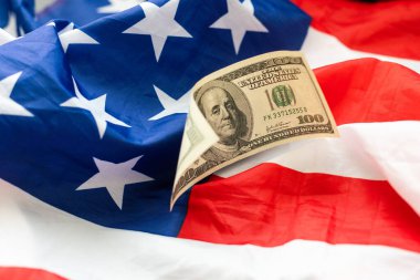 Amerikan bayrağı ve Amerikan para birimi banknotları. Yüksek kalite fotoğraf
