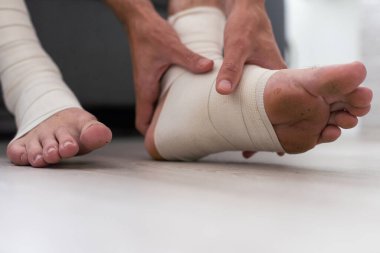 Adamın bacağı elastik bir bandaja sarılı..