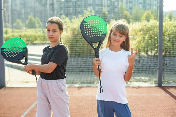 Fetiță Care Joacă Tenis Paddle Fotografie Înaltă Calitate — Fotografie, imagine de stoc