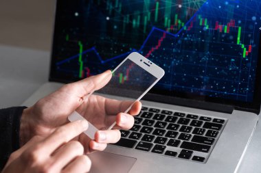 iş, istatistik, insanlar ve gelecekteki teknoloji kavramı - kadar yakın işadamı el şeffaf smartphone ekran ve sanal projeksiyon grafiklerle siyah arka plan üzerinde