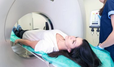 Leğen kemiğinin tomografisi ve kadınlar için sert dokular. Doku hastalıklarını tedavi etmek için tomografi. Genç bir kızın organlarının profesyonel teşhisi.