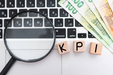 Beyaz tahtanın üzerinde KPI harfleri olan üç tahta küp. Yüksek kalite fotoğraf