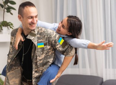 Ukrayna askeri üniformalı babası ve kızı. Aile toplantısı.